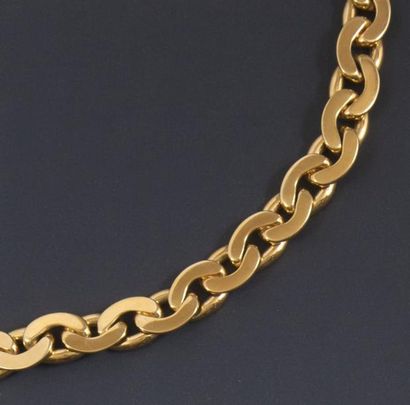 BOUCHERON Bracelet à maille marine plate en or jaune, pesant 70,8 g. Signé et numéroté...
