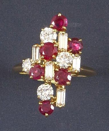 Boucheron. Années 1970 Bague moderniste en or jaune ornée de 5 rubis, 5 diamants...
