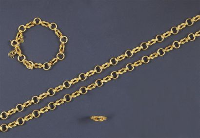 HERMES. Années 1970 Parure en or comprenant un grand collier à maille marine, un...