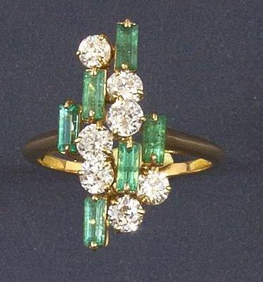 null Bague en or jaune ornée d'émeraudes de taille émeraude et de diamants demi-taille....