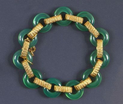 Van Cleef & Arpels. Années 1970 Bracelet composé d'anneaux d'or rose alternés d'anneaux...