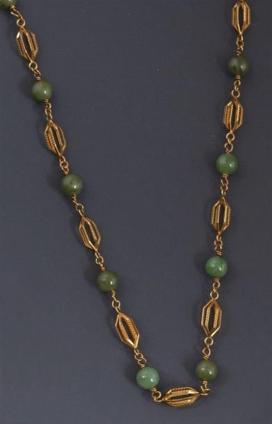 null Collier composé de motifs de cage en or alternés de boules de jade néphrite....