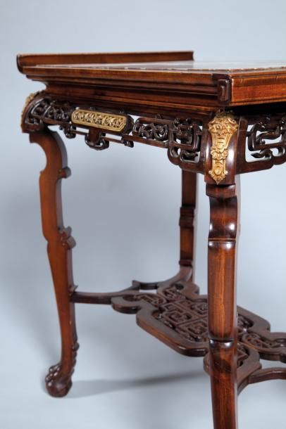 Gabriel VIARDOT (1830-1906) Table pagode d'inspiration japonaise en bois teinté acajou...