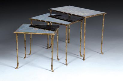 MAISON BAGUÈS PARIS Suite de trois tables gigognes à structure et piétement en bronze...