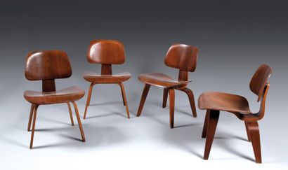 CHARLES (1907-1978) ET RAY (1912-1988) EAMES Suite de quatre chaises modèle " DCW...
