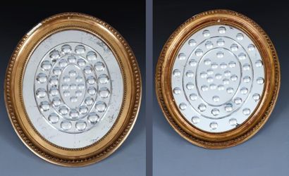null Deux miroirs sorcière de forme ovales à décors de multiples petits miroirs concaves...