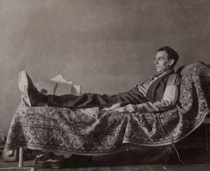 CÉLINE (Louis-Ferdinand), photographie Photographies. L'écrivain allongé sur son...