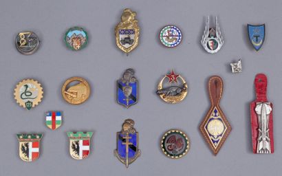 null Ensemble de 17 insignes régimentaires divers. Gendarmerie, coloniaux, etc