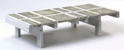 ROGER CAPRON (1922-2006). Importante table basse à carreaux dissymétriques en grès...