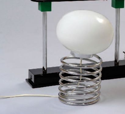 INGO MAURER (NÉ EN 1932). Lampe modèle «spirale » à corps en métal chromé et globe...