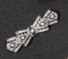 null BROCHE NOEUD.En or gris, pavée de diamants de taille ancienne, taillés en huithuit...