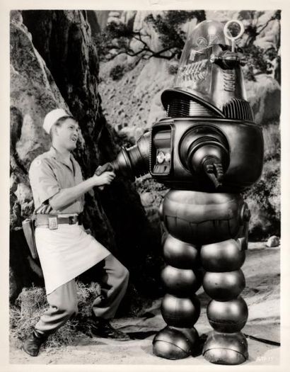 null PLANÈTE INTERDITE / FORBIDDEN PLANET Earl Holliman et Robby le robot dans le...