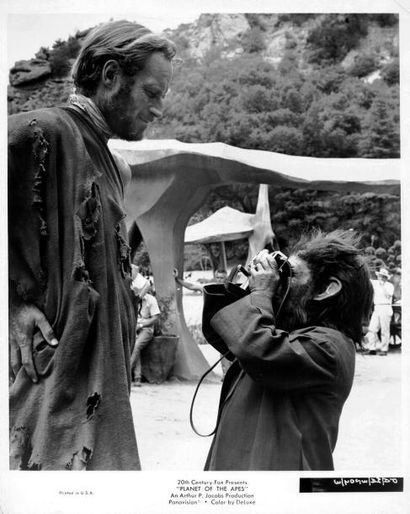 null LA PLANÈTE DES SINGES / PLANET OF THE APES Charlton Heston sur le tournage du...