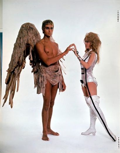 null BARBARELLA John Phillip Law et Jane Fonda pour le film de Roger Vadim (1968)....