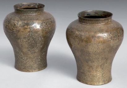 null Paire de vases en laiton incrusté partiellement d'argent, nord de l'Iran, XVIIe...