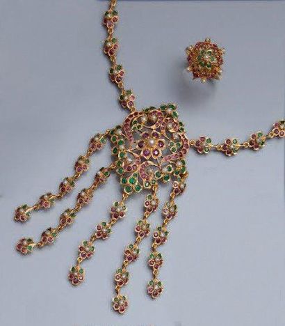 null Grand collier à motifs indiens ornés de rubis, émeraudes et perles de culture...