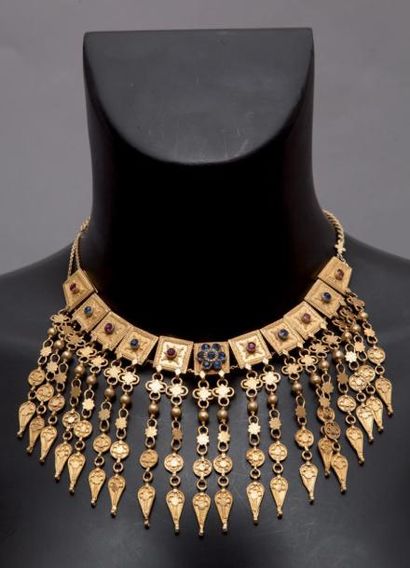 null Collier en or, orné de pierres synthétiques, composés de motifs à l'orientale....