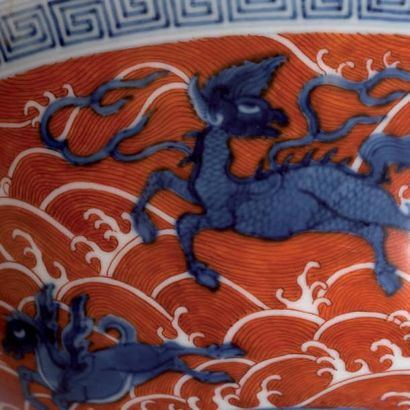 CHINE Paire de grands bols en porcelaine à décor tournant en camaïeu bleu d'animaux...