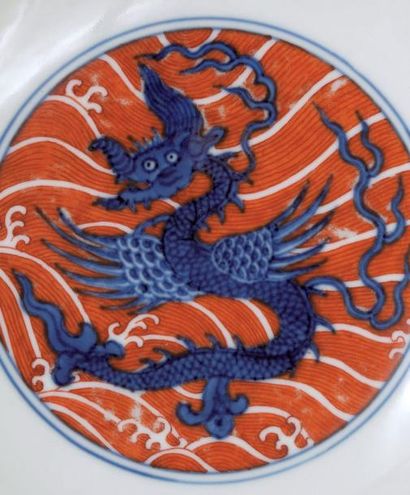 CHINE Paire de grands bols en porcelaine à décor tournant en camaïeu bleu d'animaux...
