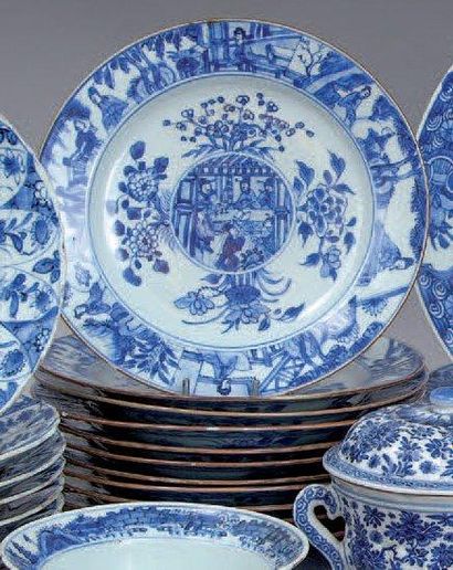 Chine (Compagnie des Indes) Suite de douze assiettes rondes en porcelaine à décor...