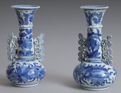 Chine (Compagnie des Indes) Paire de rares vases en porcelaine d'après un modèle...