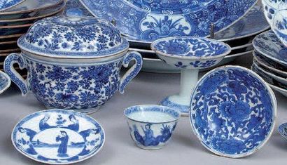 Chine (Compagnie des Indes) Lot en porcelaine à décor en camaïeu bleu comprenant...