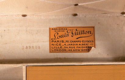 VUITTON, Louis Malle cabine en cuir marron, fermetures laiton, poignées cuir. Châssis....