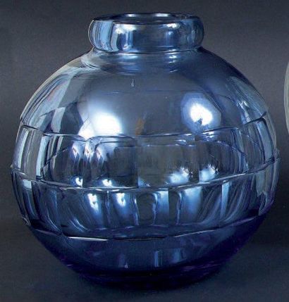 Jean LUCE (1895-1965) Vase boule à col ourlé en verre teinté bleu, à décor en réserve...