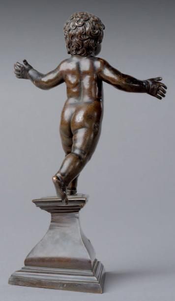 null PUTTO en bronze ciselé à patine brune. L'enfant s'appuie sur sa jambe gauche,...