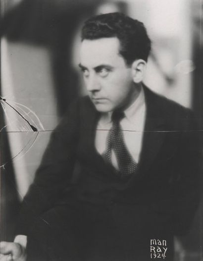 MAN RAY (1890-1976). Autoportrait, 1924. Tirage argentique (c. 1960). Monogramme...