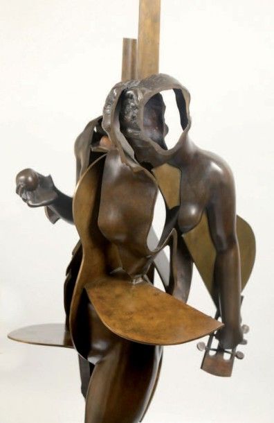 ARMAN (1928-2005) DIANE A LA GUITARE, 1988. Bronze patiné signé et numéroté 3/8....