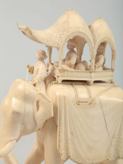 RICE, F «Éléphant et son palanquin». Groupe en ivoire finement sculpté, signé au...