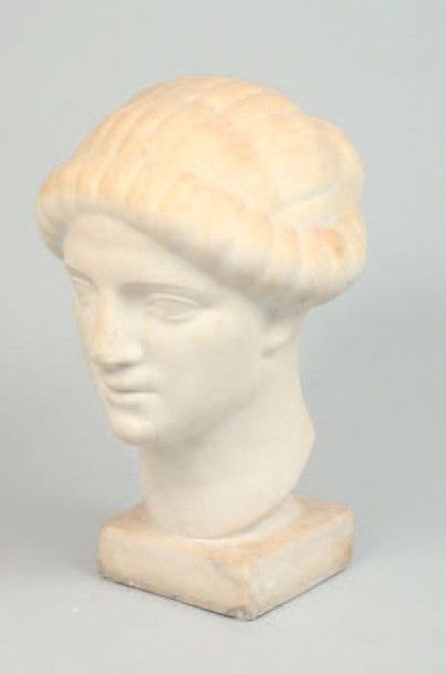 null «Portrait de femme dans le gout de l'Antique». Sculpture en marbre blanc. H.:...