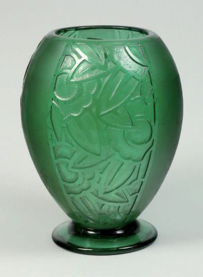 RICHARD & ETLING FRANCE Vase ovoïde sur talon en verre teinté vert à décor partiel...