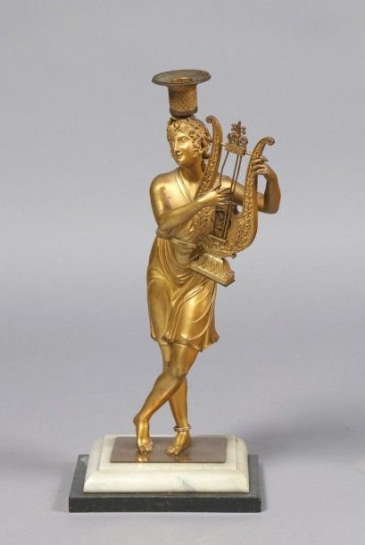 null Élément de pendule en bronze ciselé et doré représentant Orphée, debout, jouant...