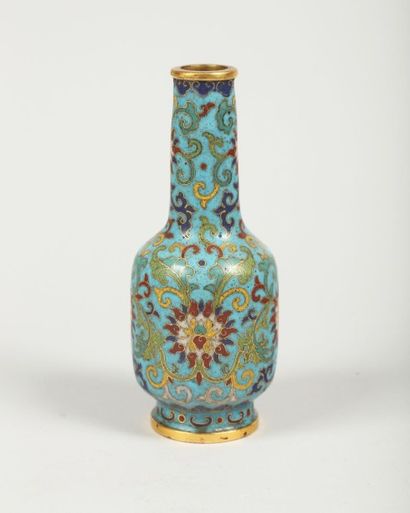 CHINE Petit vase à baguettes d'encens en bronze doré à décor émaillé polychrome de...