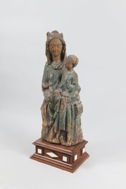 null Belle Vierge à l'enfant en chêne sculpté en partie polychrome. Assise sur un...