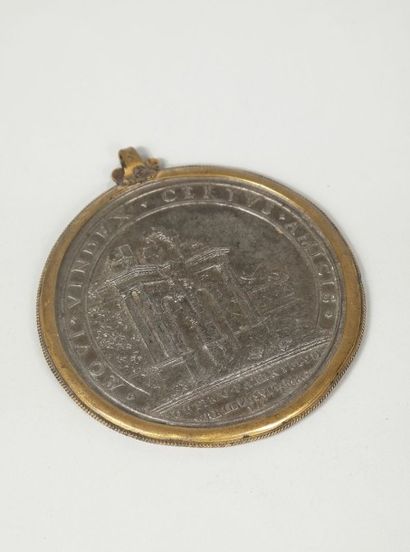 null Médaille circulaire en étain, cerclé de cuivre, représentant une ruine antique...