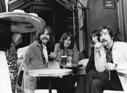 null PINK FLOYD Café des Deux Magots, à Paris, le 22 janvier 1969. Épreuve argentique...
