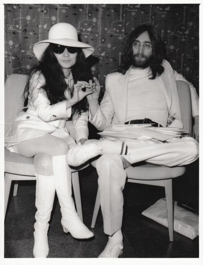 null YOKO ONO ET JOHN LENNON Aéroport de Londres, le 1er avril 1969. Épreuve argentique...