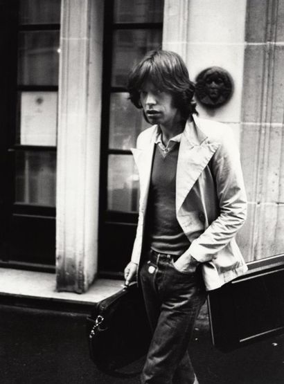 null MICK JAGGER Rue des Beaux-Arts, à Paris (1975). Épreuve argentique postérieure...