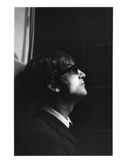 null JOHN LENNON Séance photo à l'Olympia, à Paris (janvier-février 1964). Épreuve...