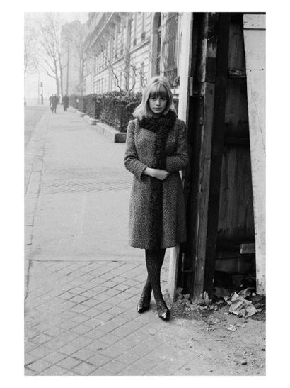 null MARIANNE FAITHFULL Séance photo avenue Montaigne, à Paris (1965). Épreuve argentique...