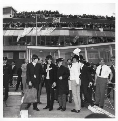 null THE BEATLES Aéroport de Londres, le 4 juillet 1965. Deux épreuves argentiques...