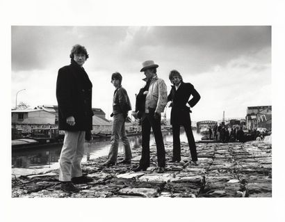 null JEFF BECK GROUP Séance photo le long du canal de l'Ourcq, à Pantin (1967). Épreuve...