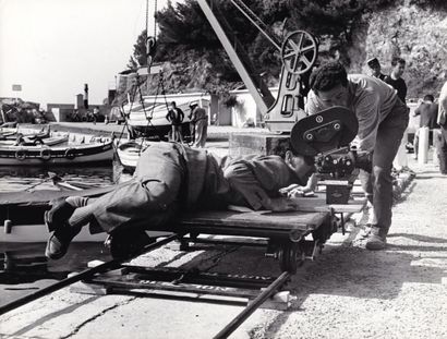  PIERROT LE FOU Jean-Luc Godard sur le tournage de son film (1965). Épreuve argentique...