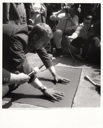 null STEVE MCQUEEN The Grauman's Chinese Theatre, à Los Angeles, le 21 mars 1967....