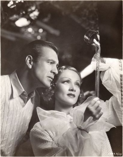 null DÉSIR / DESIRE Gary Cooper et Marlène Dietrich sur le tournage du film de Frank...
