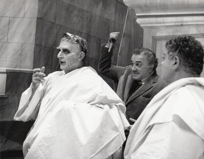 null FELLINI ROMA Feodor Chaliapin Jr. et Federico Fellini sur le tournage de son...