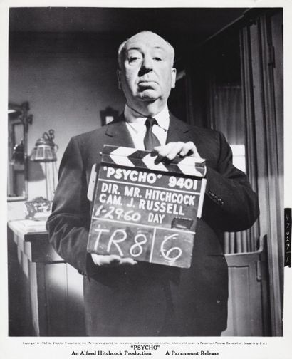 PSYCHOSE / PSYCHO Alfred Hitchcock sur le tournage de son film (1960).
Épreuve argentique...